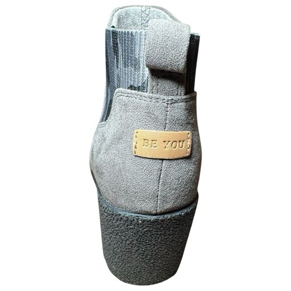 Dr. Scholl's size 7M Lean In suede Gray Ankle Boots with Elastic camo Panels - Picture 7 of 7